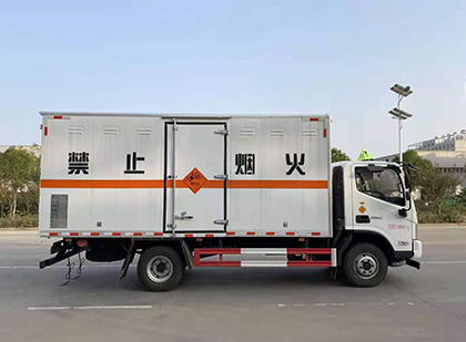 前进爆破器材运输车