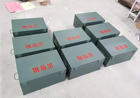 前进炸药箱和雷管箱一般是怎么存放的？